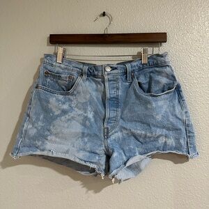 Levi’s cut out distress shorts size  L